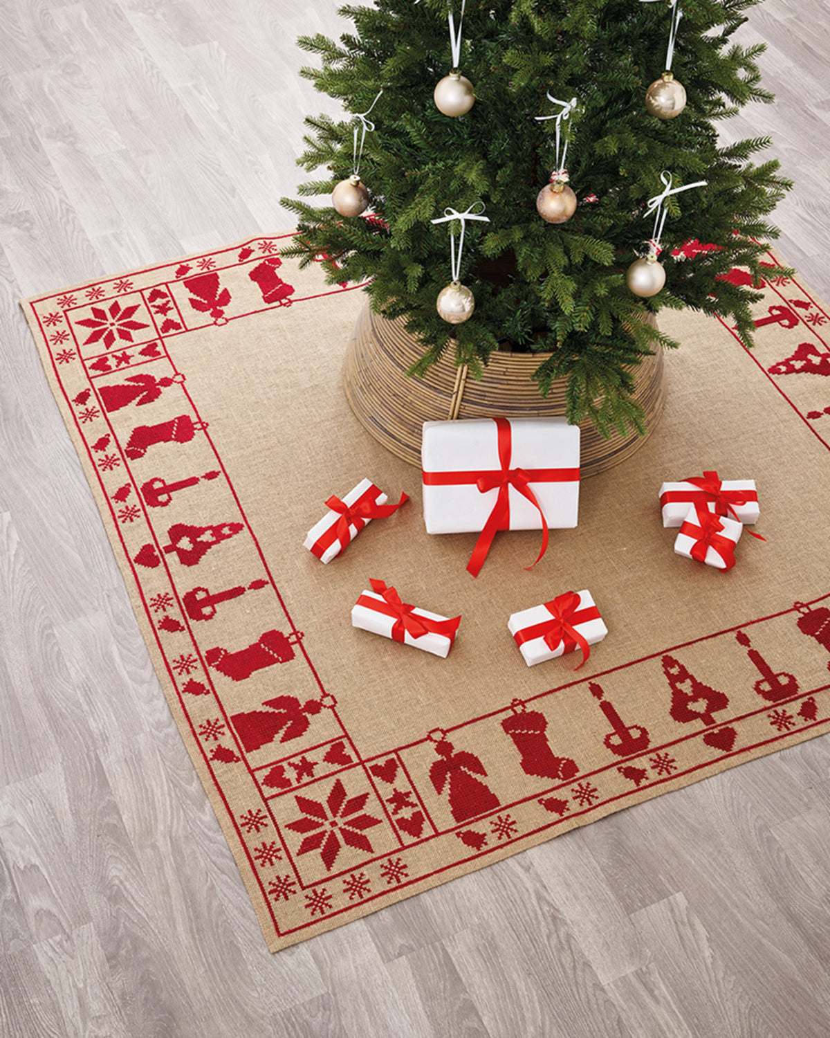 Juletræstæppe med Røde Motiver – Broderikit (170×170 cm)