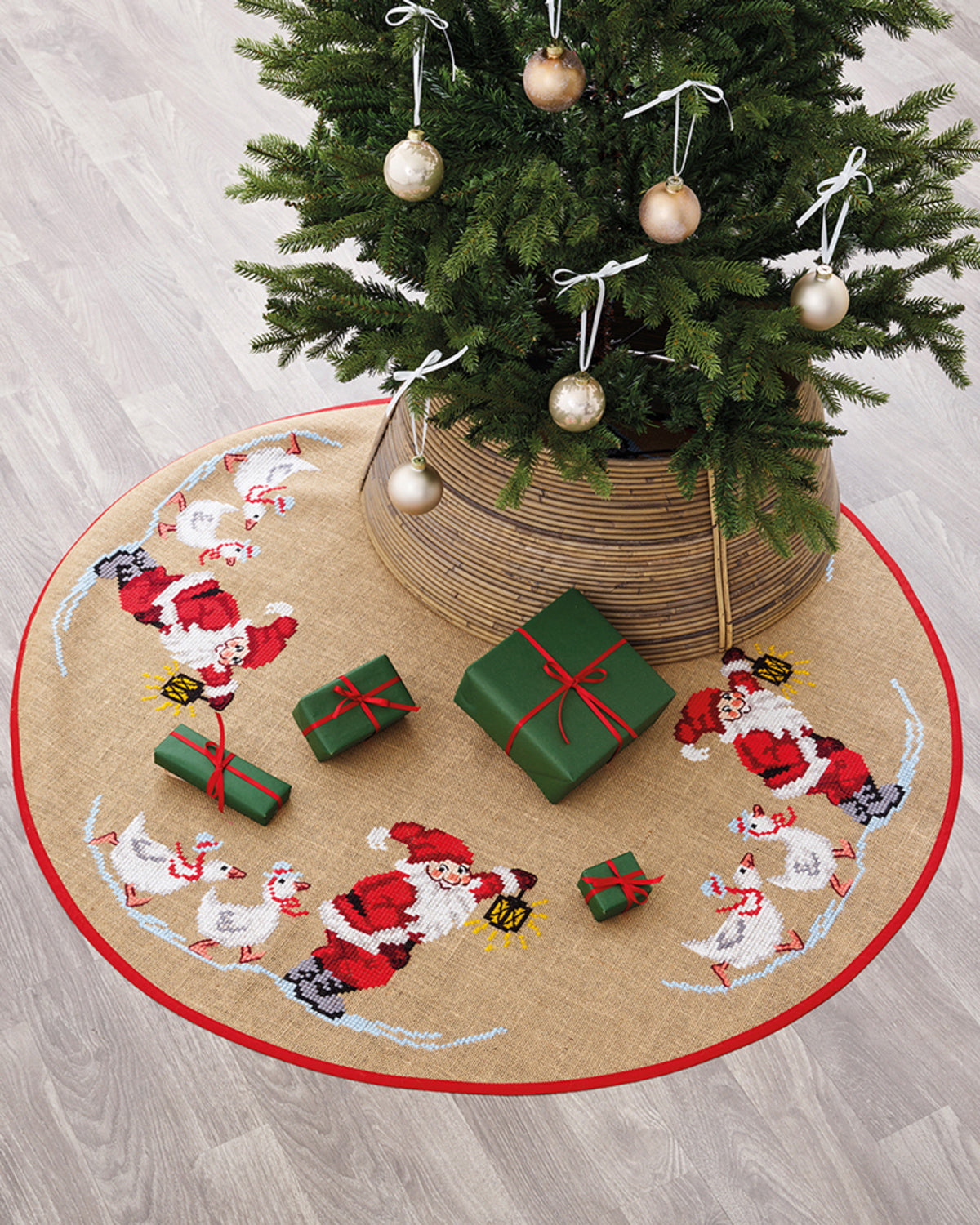 Juletræstæppe Julemand og Gæs – Broderikit (Ø125 cm)