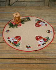 Juletræstæppe Nisser i sang – Broderikit (Ø120 cm)