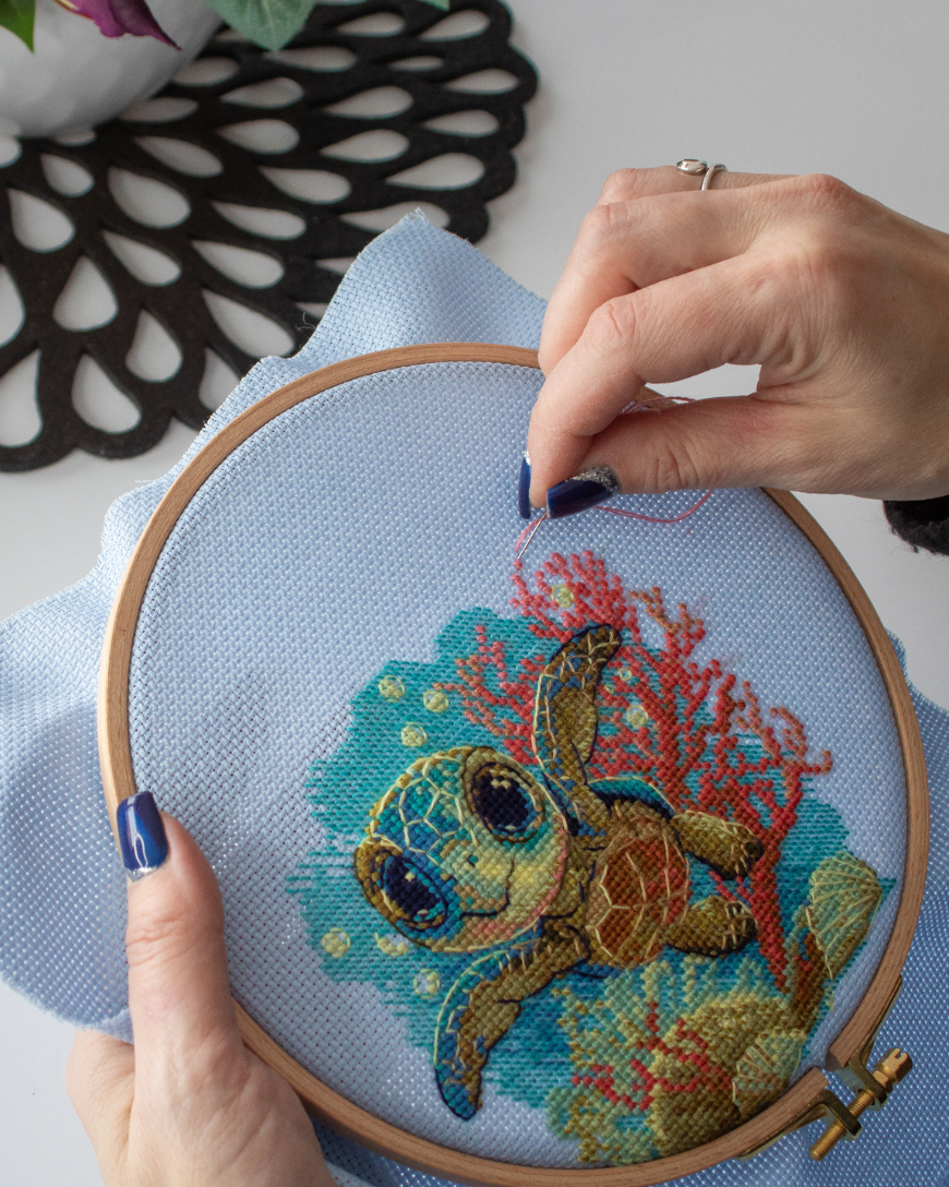 Baby-havskildpadde - AINE Broderikit (15 x 15 cm)