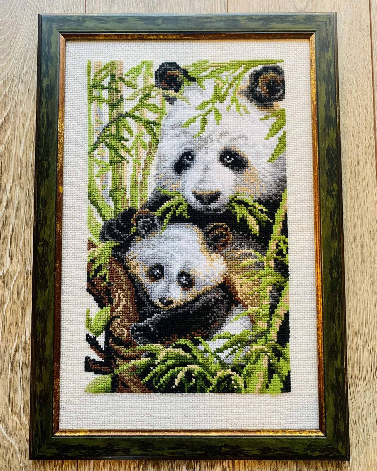 Panda med Unge – RIOLIS Broderikit (22 x 38 cm)