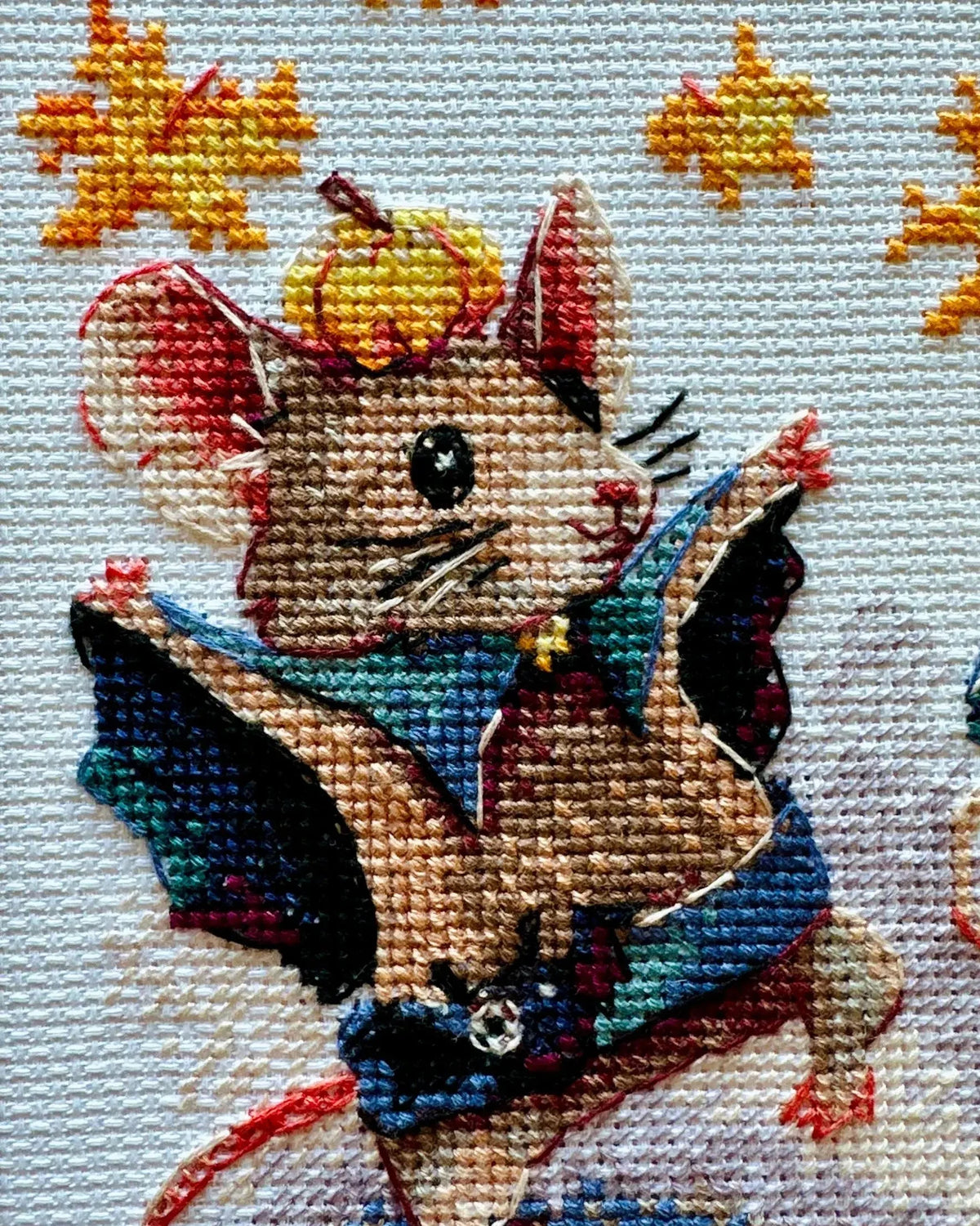 Uhyggelig musetrio – RIOLIS Broderikit (30 x 21 cm)