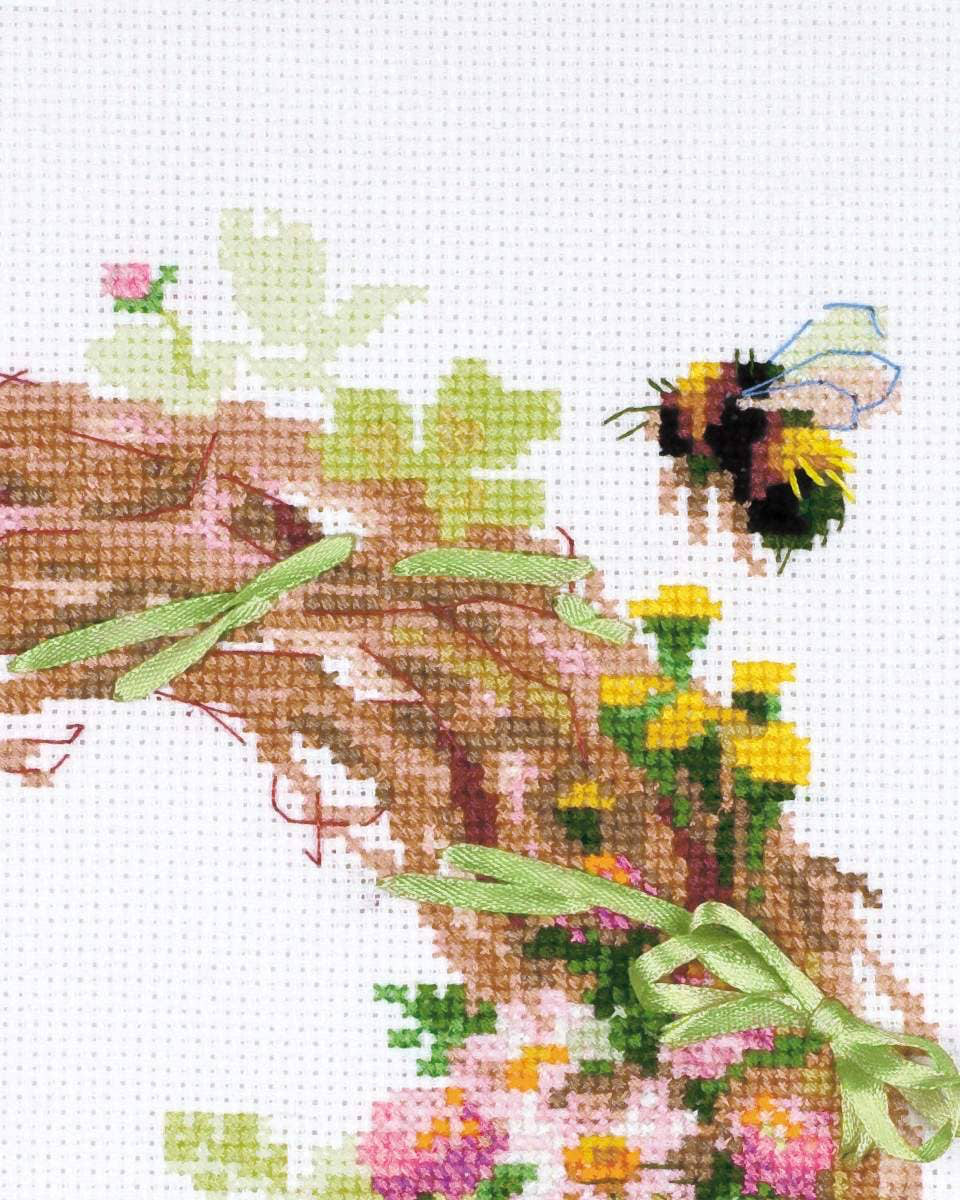 Krans med Mælkeurt - RIOLIS Broderikit (30 x 30 cm)