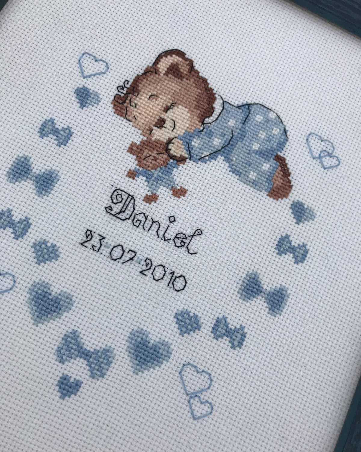 Dreng Fødselsbillede – RIOLIS Broderikit (18x24 cm)