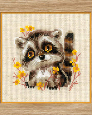 Lille vaskebjørn - RIOLIS Broderikit (13 x 13 cm)