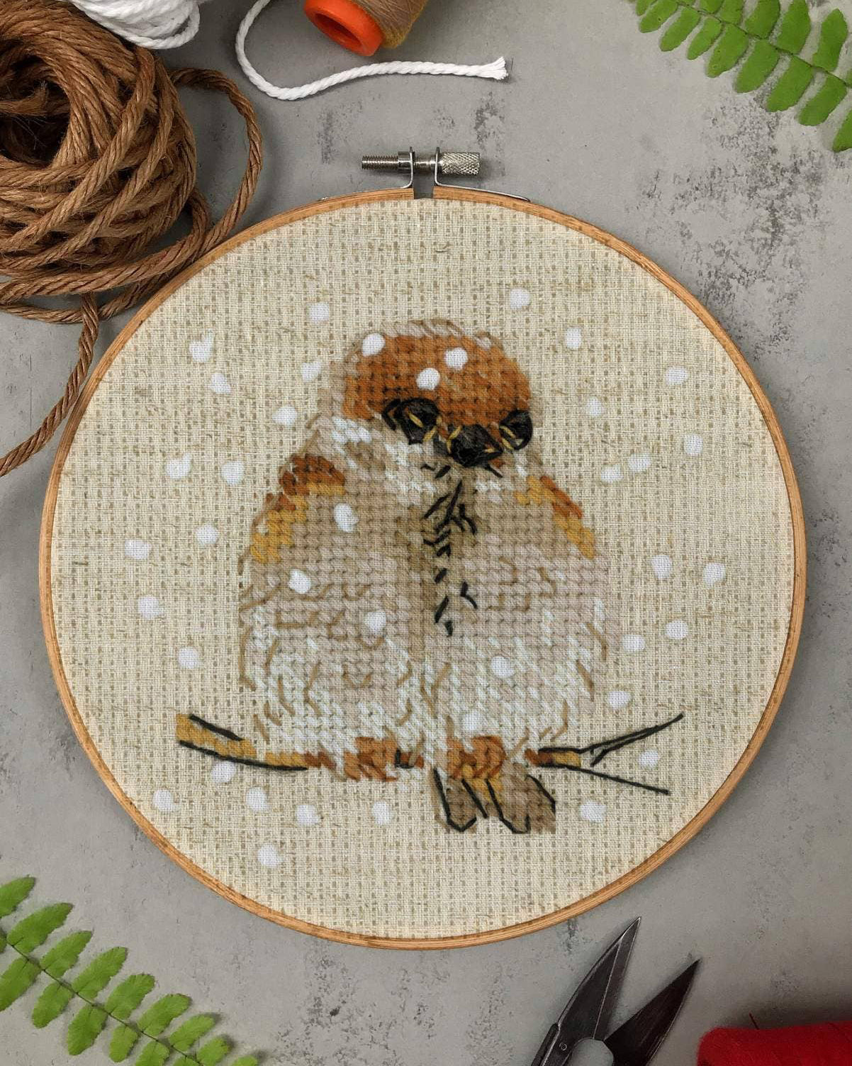 Spurv – RIOLIS Broderikit (10 x 10 cm)