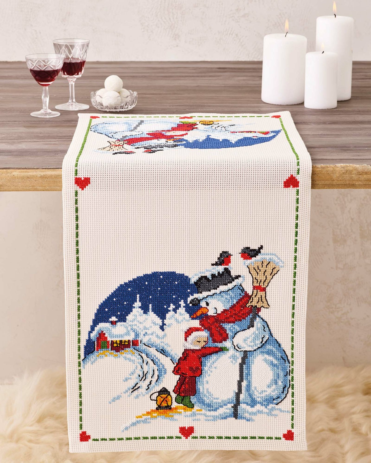 Snemand får kram bordløber – Broderikit (36 x 83 cm)