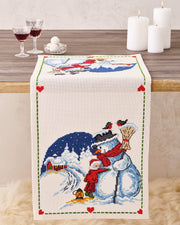 Snemand får kram bordløber – Broderikit (36 x 83 cm)