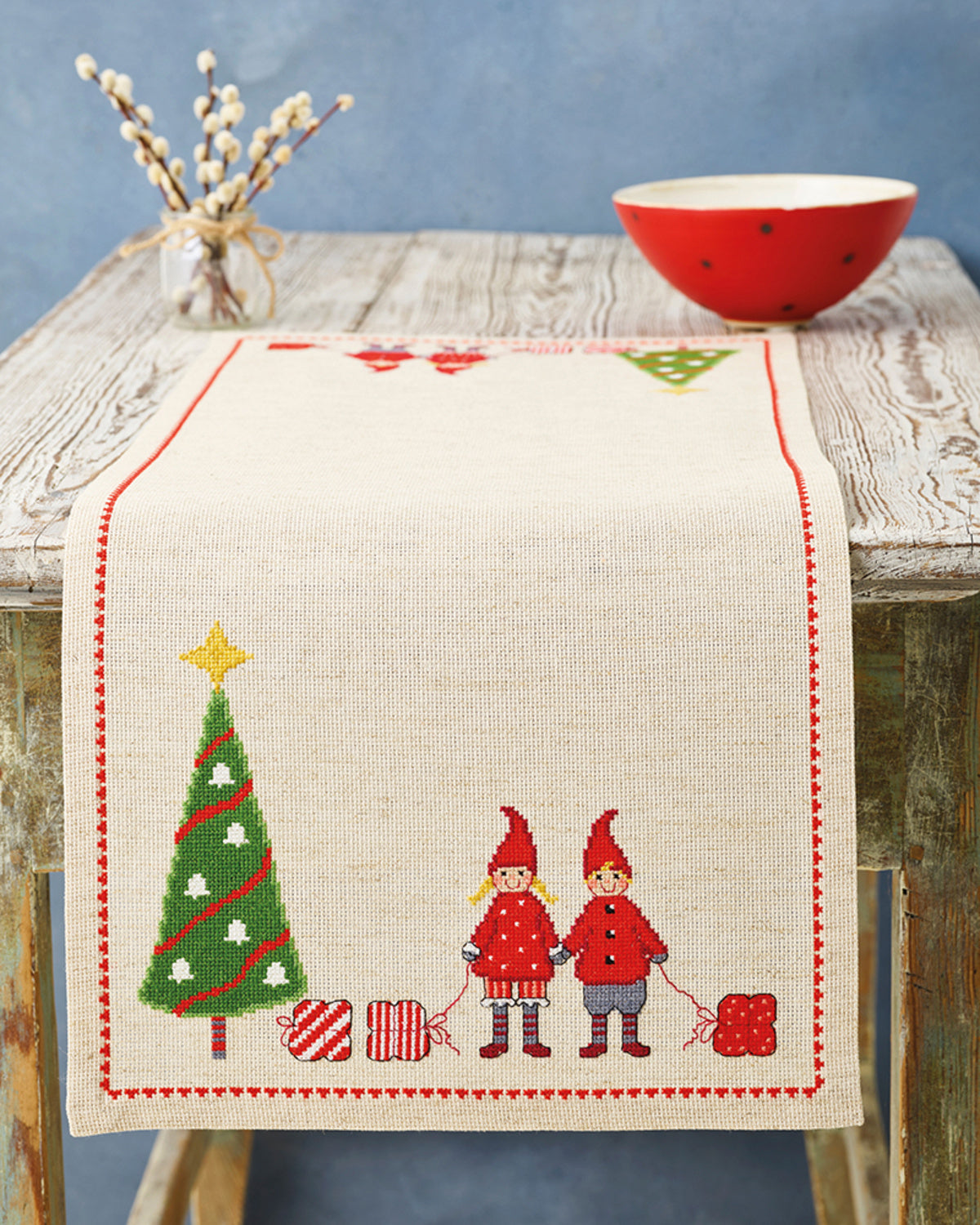 Nissepige og -dreng bordløber – Broderikit (34 x 86 cm)