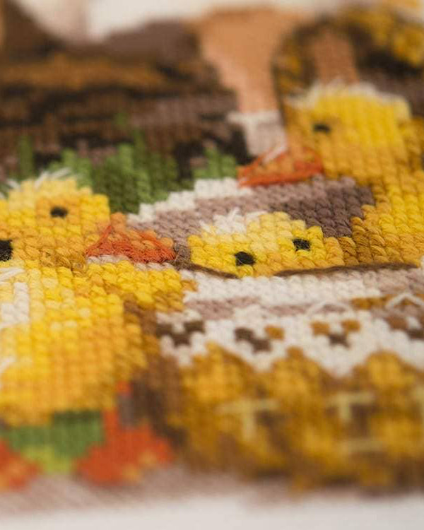 Pige med ællinger - RIOLIS Broderikit (30 x 30 cm)