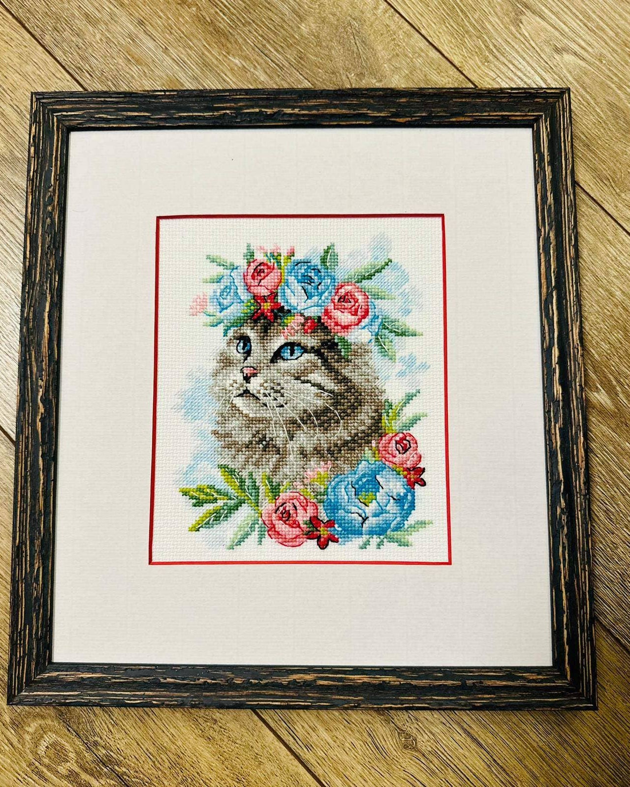 Kat i Blomster – RIOLIS Broderikit (15 x 18 cm)