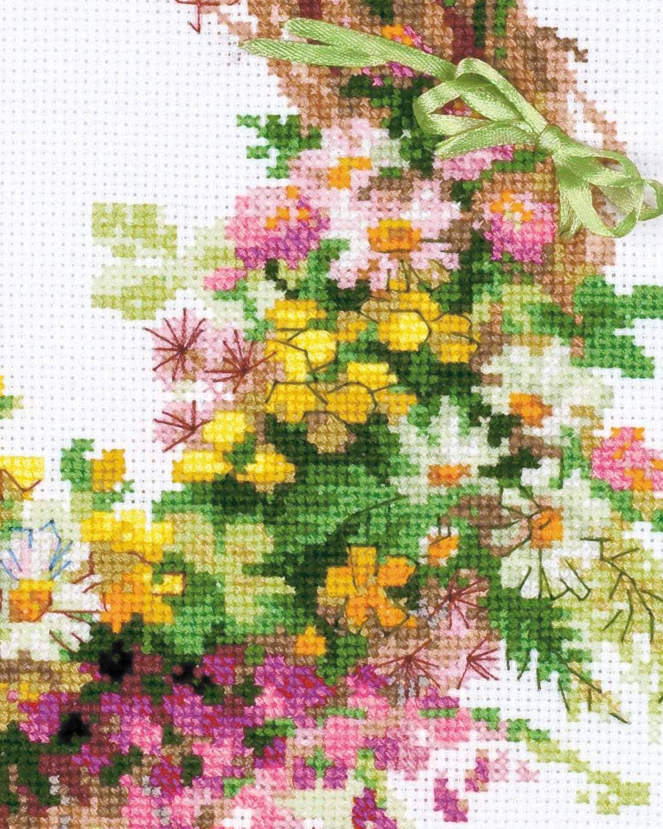 Krans med Mælkeurt - RIOLIS Broderikit (30 x 30 cm)