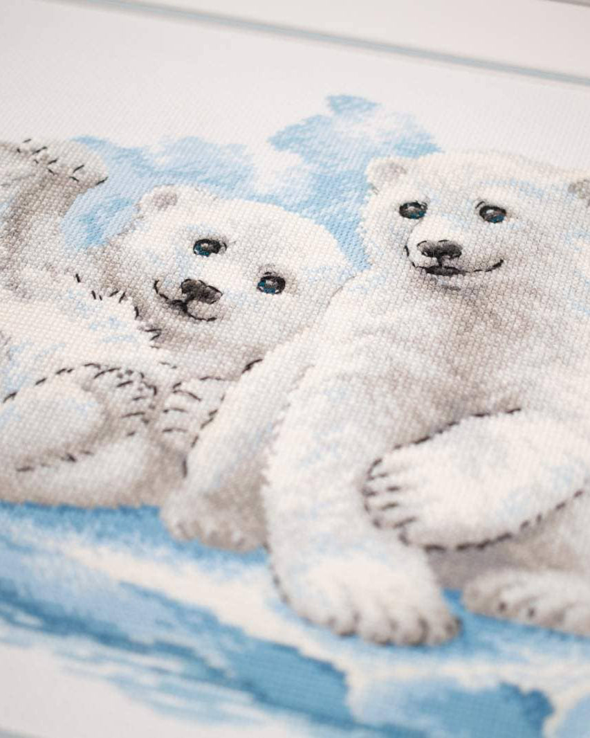 Bjørneunger på is – RIOLIS Broderikit (40 x 30 cm)