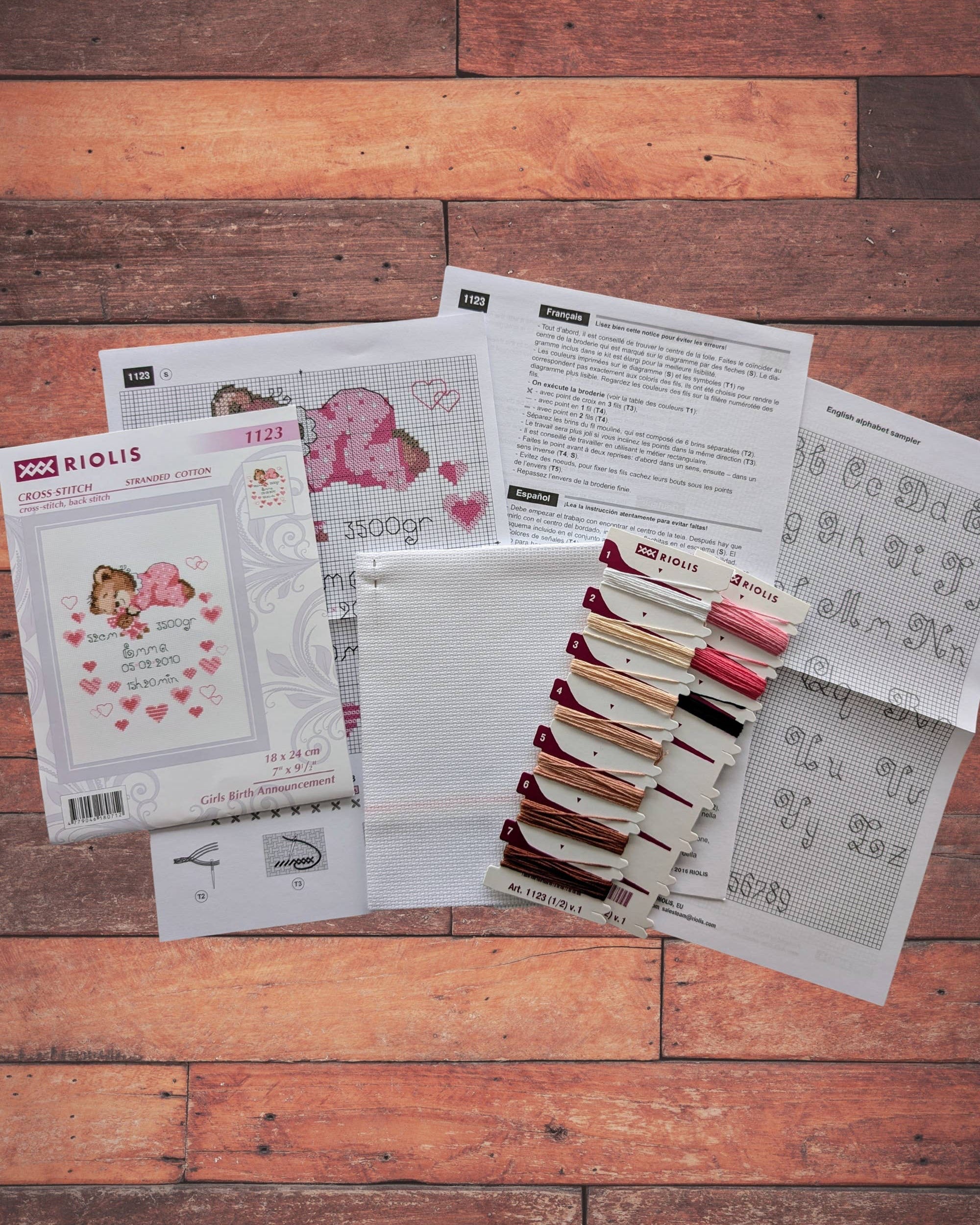 Pige Fødselsbillede – RIOLIS Broderikit (18x24 cm)