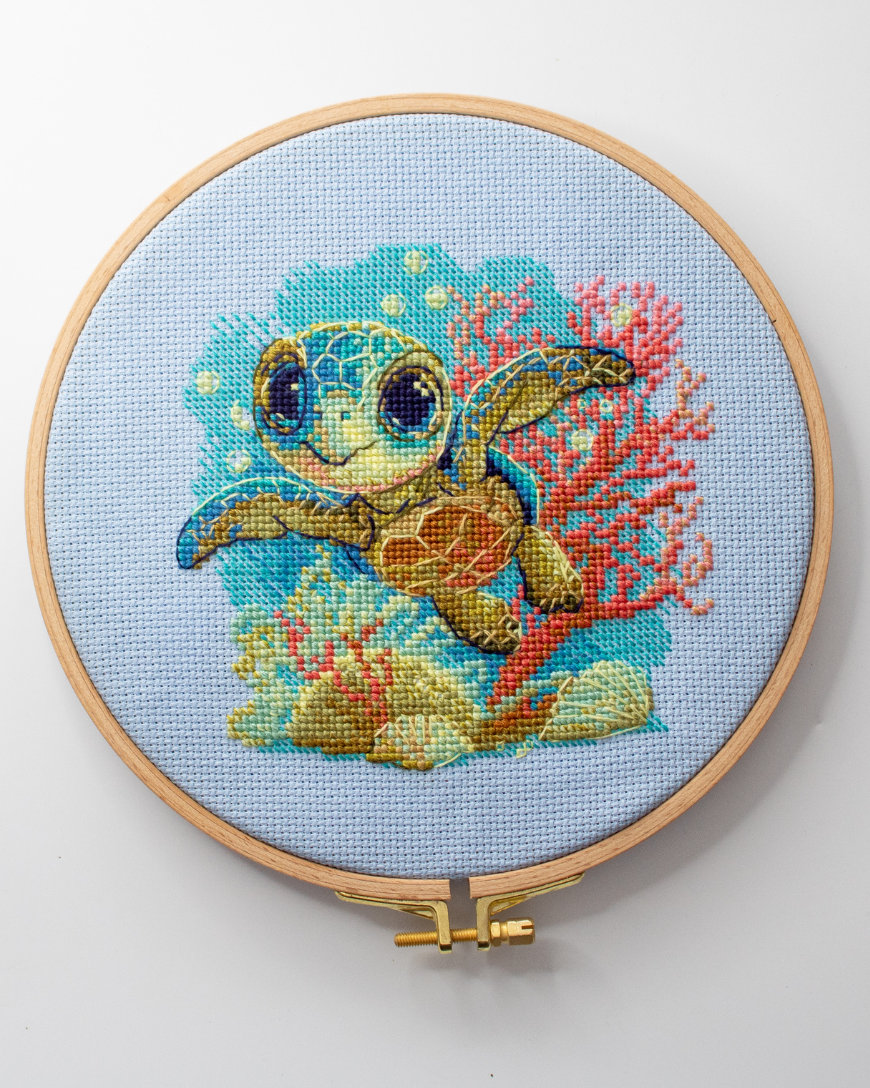 Baby-havskildpadde - AINE Broderikit (15 x 15 cm)