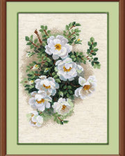 Hvid Hyben – RIOLIS Broderikit (21 x 30 cm)