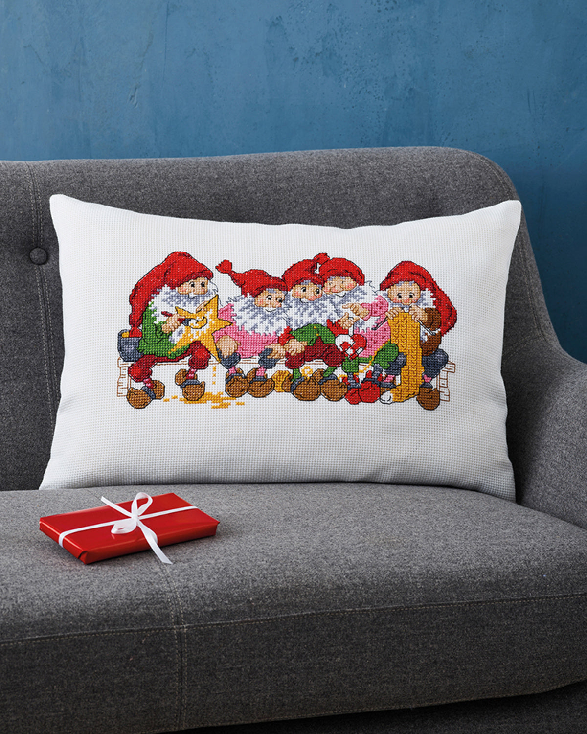 Nissehygge Pude – Broderikit (58 x 40 cm)