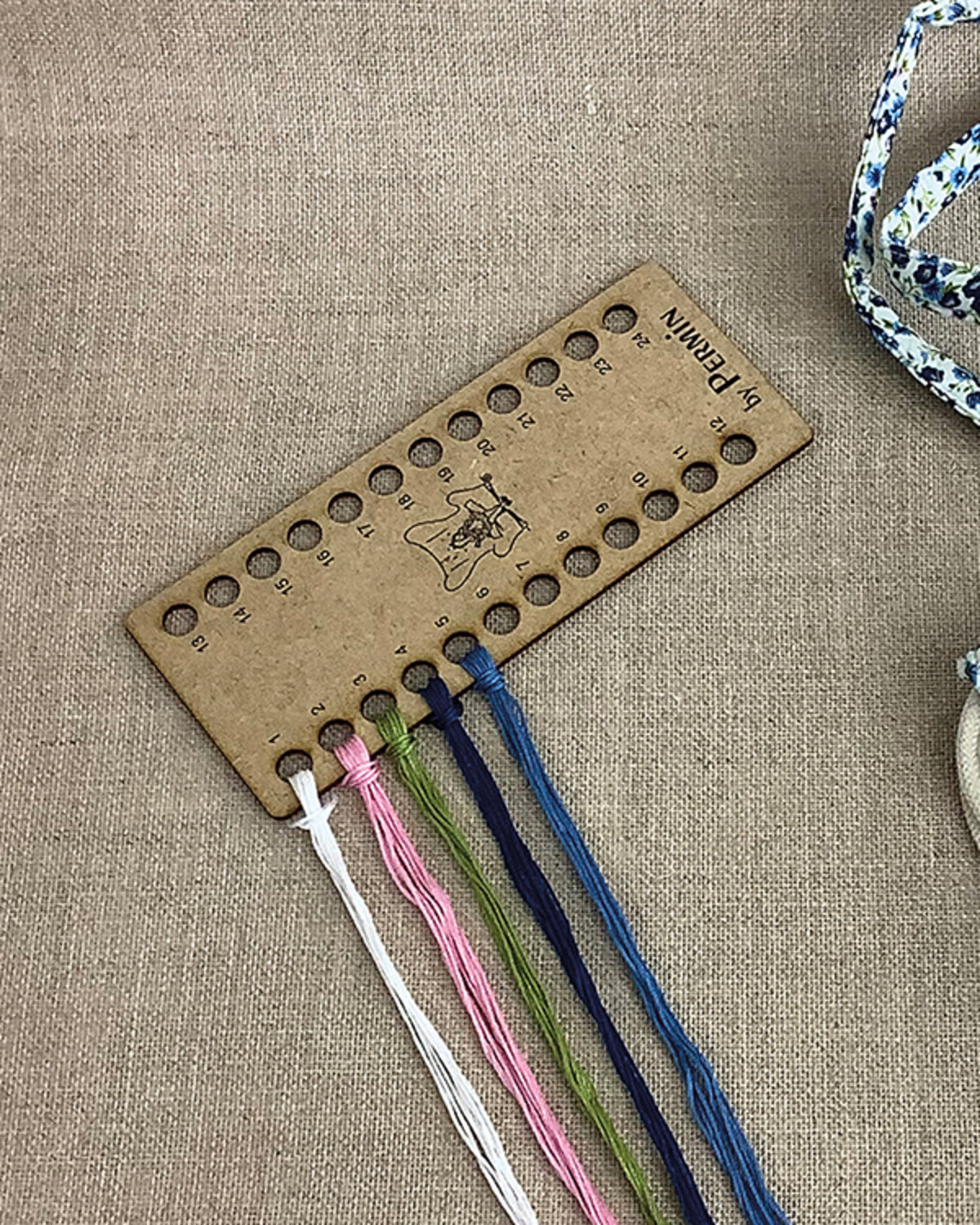 Trådholder til Broderigarn i MDF – 24 Huller