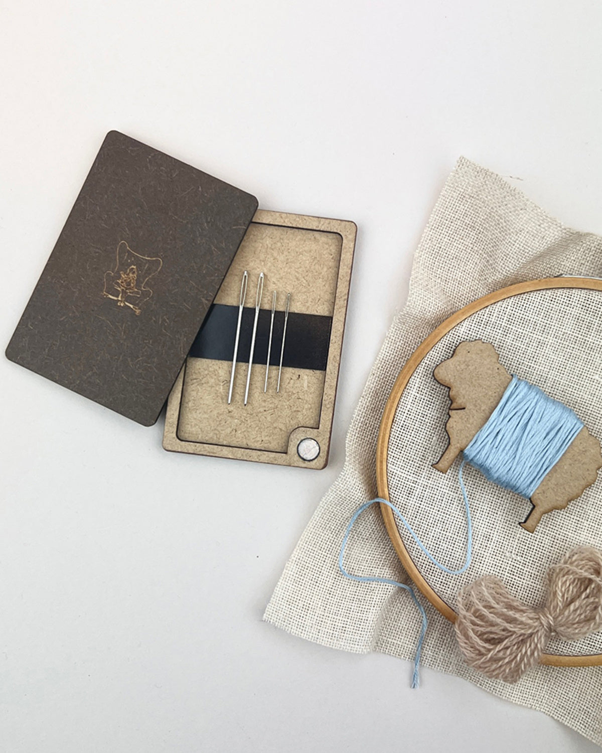 Firkantet nåleetui i mørk MDF (6 × 9 cm)