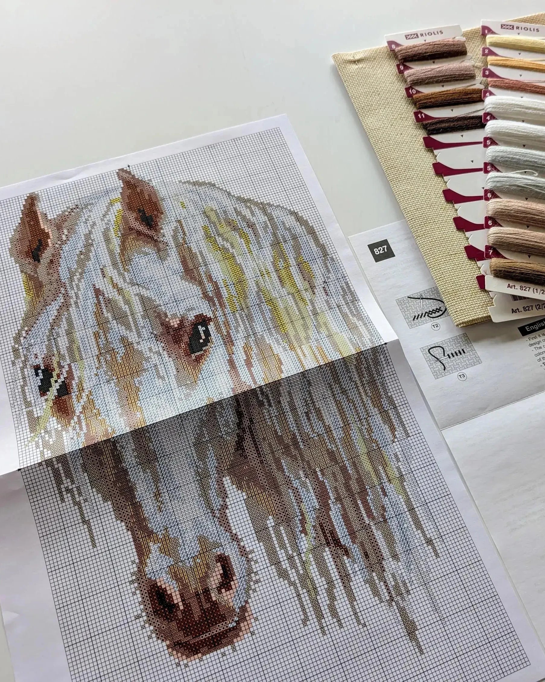 Hvid Hest – RIOLIS Broderikit (24 x 40 cm)
