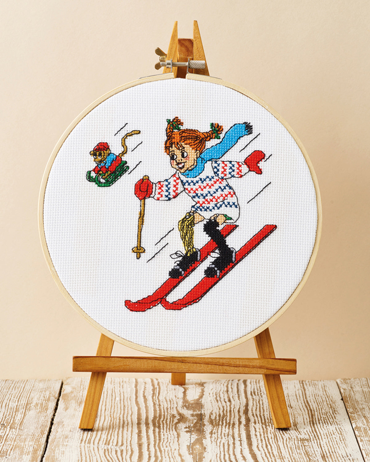 Pippi på ski – Broderikit inkl. ramme (Ø20 cm)