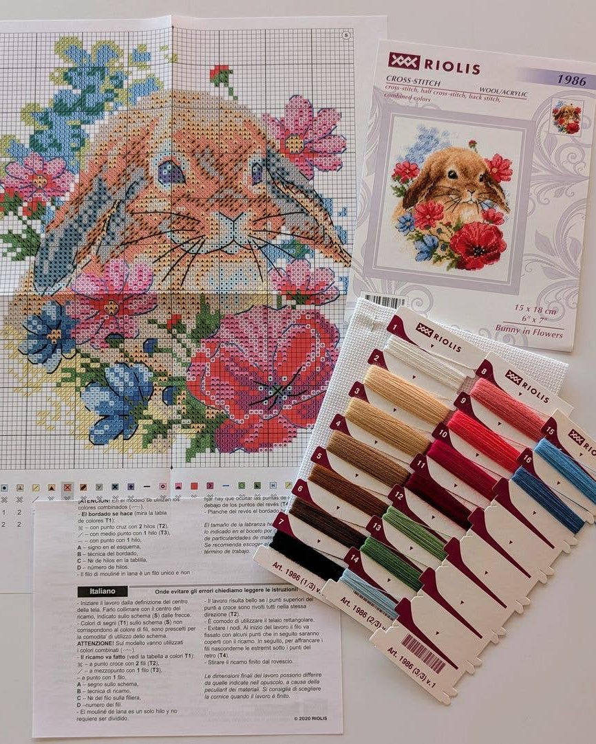 Kanin i blomster – RIOLIS Broderikit (15 x 18 cm)
