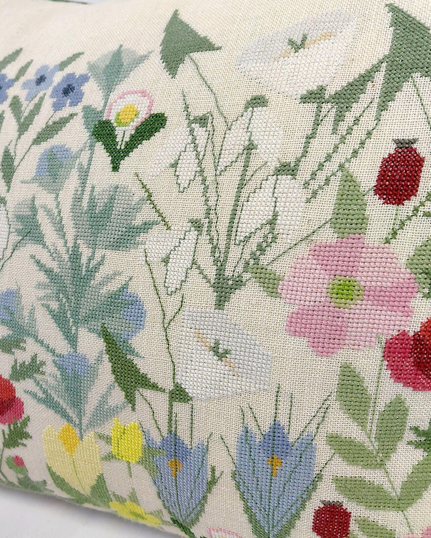 Haandarbejdets Fremme | Blomsterbed Årets Flora pude - Broderikit (39×49 cm)