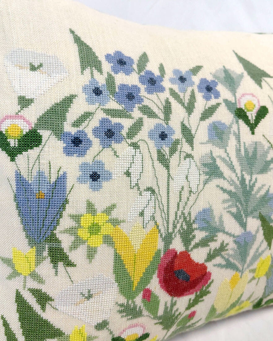 Haandarbejdets Fremme | Blomsterbed Årets Flora pude - Broderikit (39×49 cm)