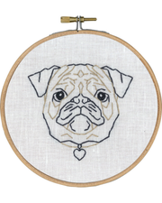 Mops i streg – Broderikit (Ø 13 cm)