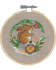 Vintermotiv med Egern & Lygte – Broderikit (7x7 cm) inkl. ramme