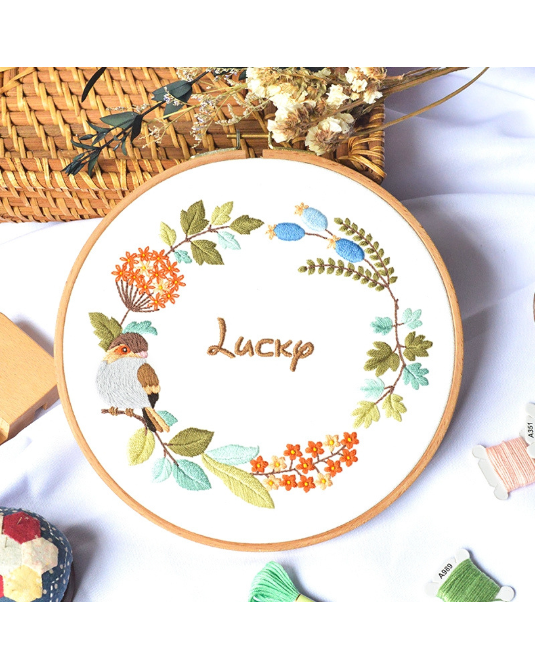“Lucky” med Blomster – Broderikit (15 × 22 cm)