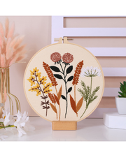 Efterårsblomster – Broderikit (30 × 30 cm)