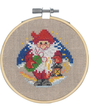 Vinternisse med Gave & Lygte – Broderikit (7x7 cm) inkl. ramme