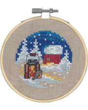 Vinterhus i Skoven – Broderikit (7x7 cm) inkl. ramme