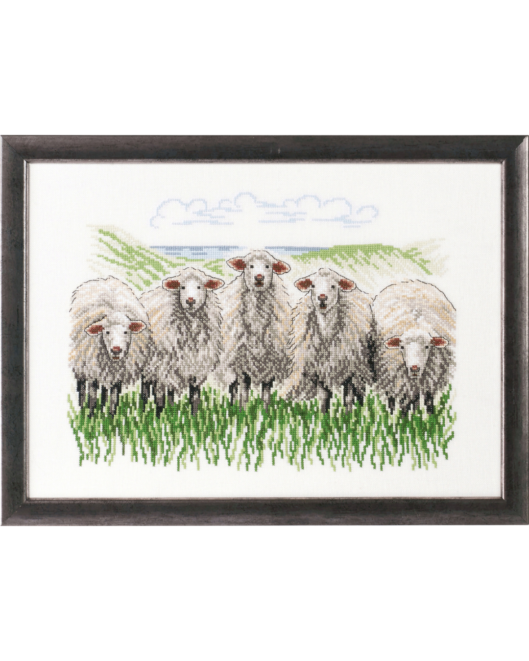 Får på marken – Broderikit (41×29 cm)