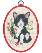 Sort Kat – Broderikit med Flexiramme (13x18 cm)