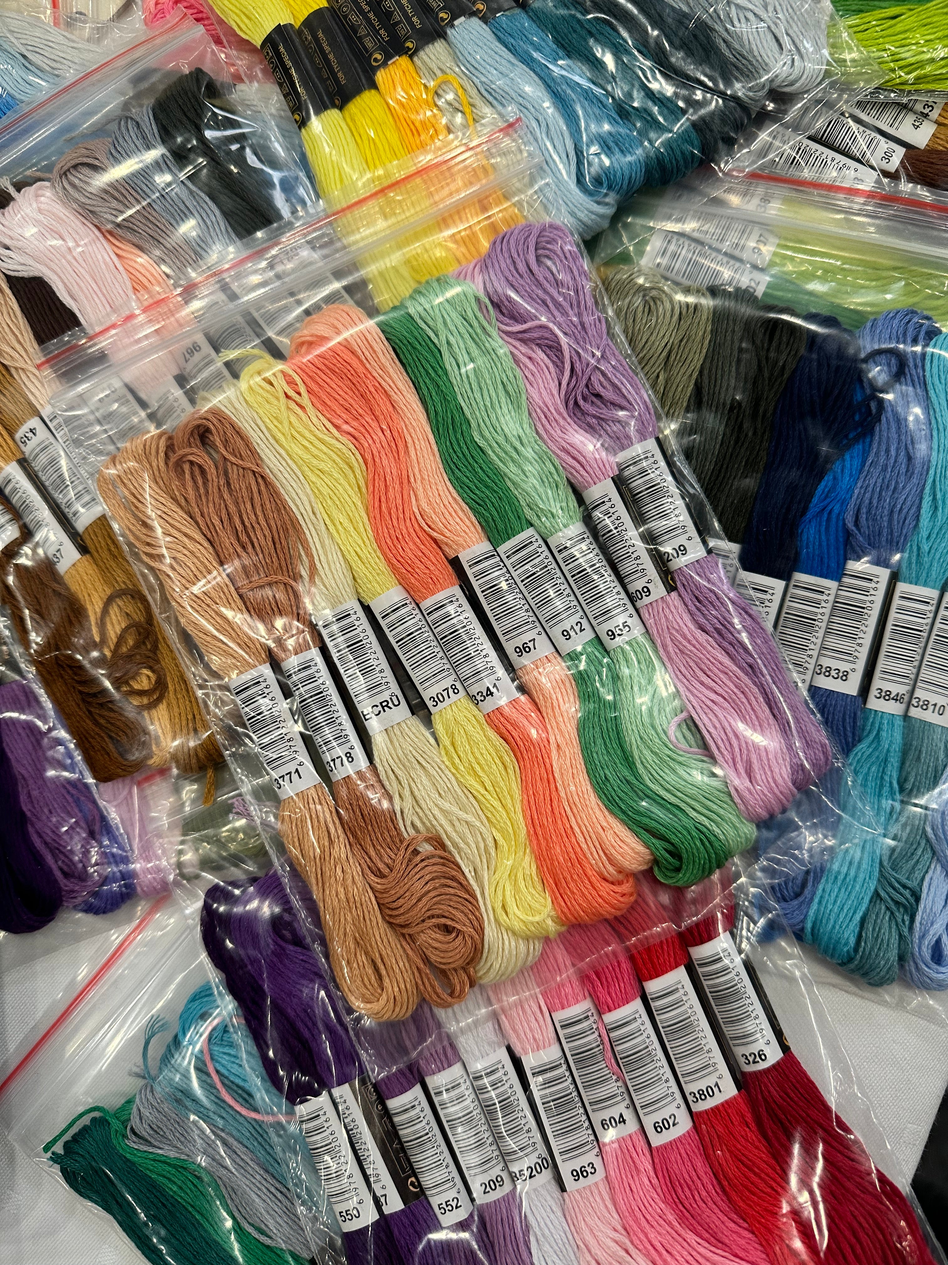 Broderigarn – 10 Dukker Polyester, assorterede farver