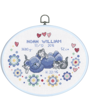 Fødselsbillede med bamse og katte – Broderikit (20x26 cm) inkl. ramme