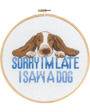 Sorry I’m Late I Saw a Dog – Broderikit (Ø20 cm) inkl. ramme