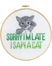 Sorry I’m Late I Saw a Cat – Broderikit (Ø20 cm) inkl. ramme