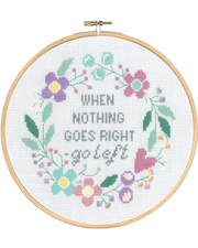 When Nothing Goes Right, Go Left – Broderikit (Ø20 cm) inkl. ramme