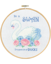 Be a Swan in a Pond Full of Ducks – Broderikit (Ø20 cm) inkl. ramme