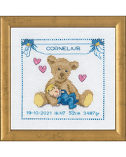 Fødselsbillede med bamse og dreng – Broderikit (19 x 19 cm)
