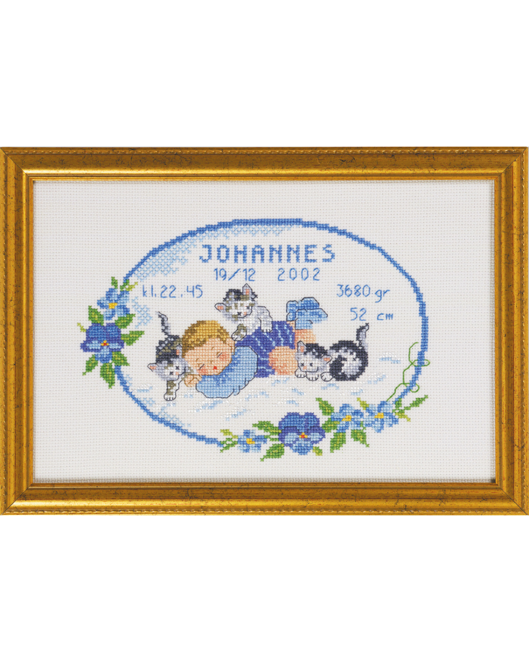 Fødselsbillede sovende dreng med katte – Broderikit (29 x 19 cm)