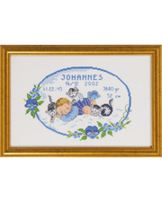 Fødselsbillede sovende dreng med katte – Broderikit (29 x 19 cm)