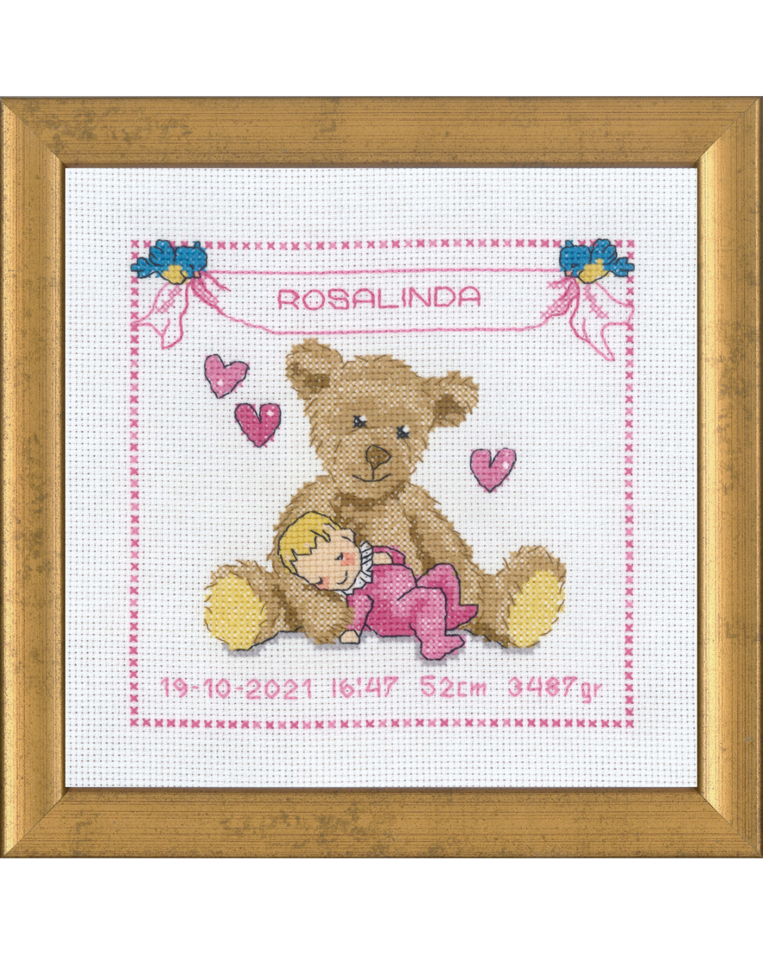 Fødselsbillede med bamse og pige – Broderikit (19 x 19 cm)