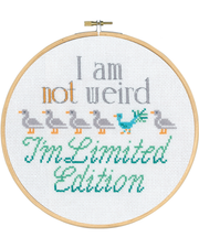 I’m not weird, I’m limited edition – Broderikit (Ø10 cm) inkl. ramme