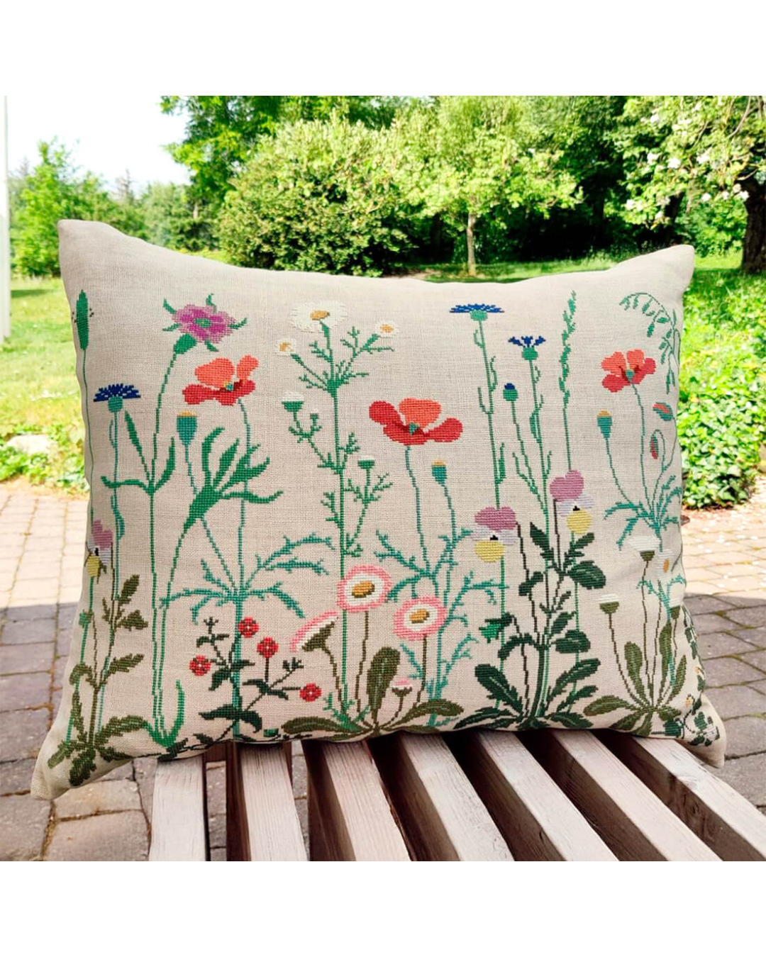 Haandarbejdets Fremme | Grøftekant pude - Broderikit (39×49 cm)