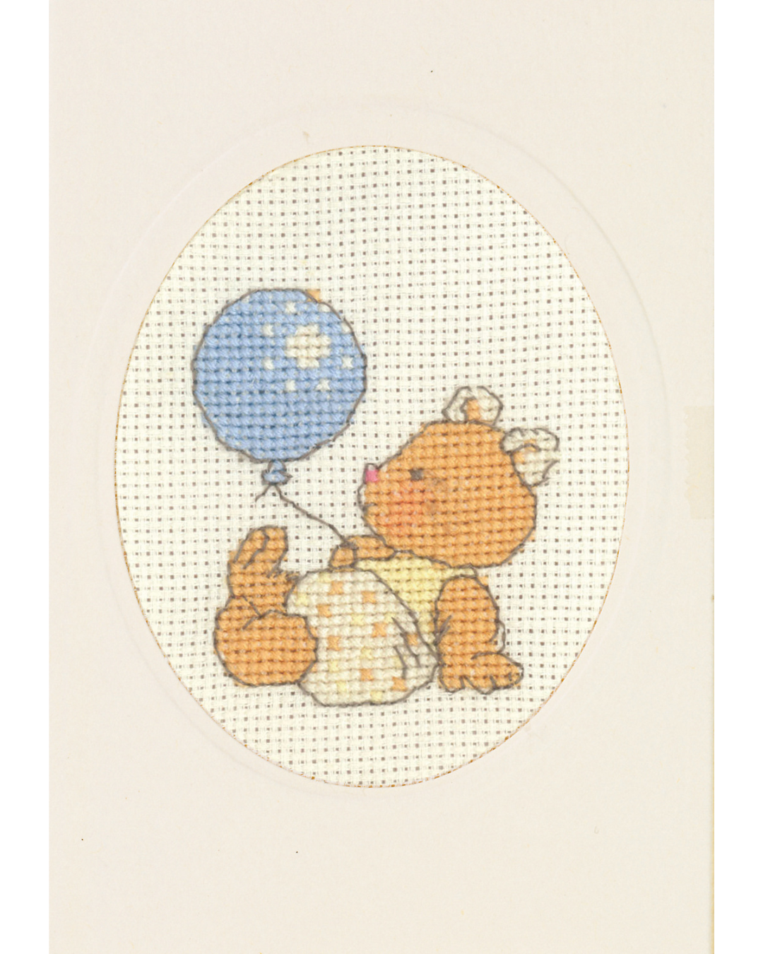 Bamse med blå ballon – Broderikit til kort (9×13 cm)