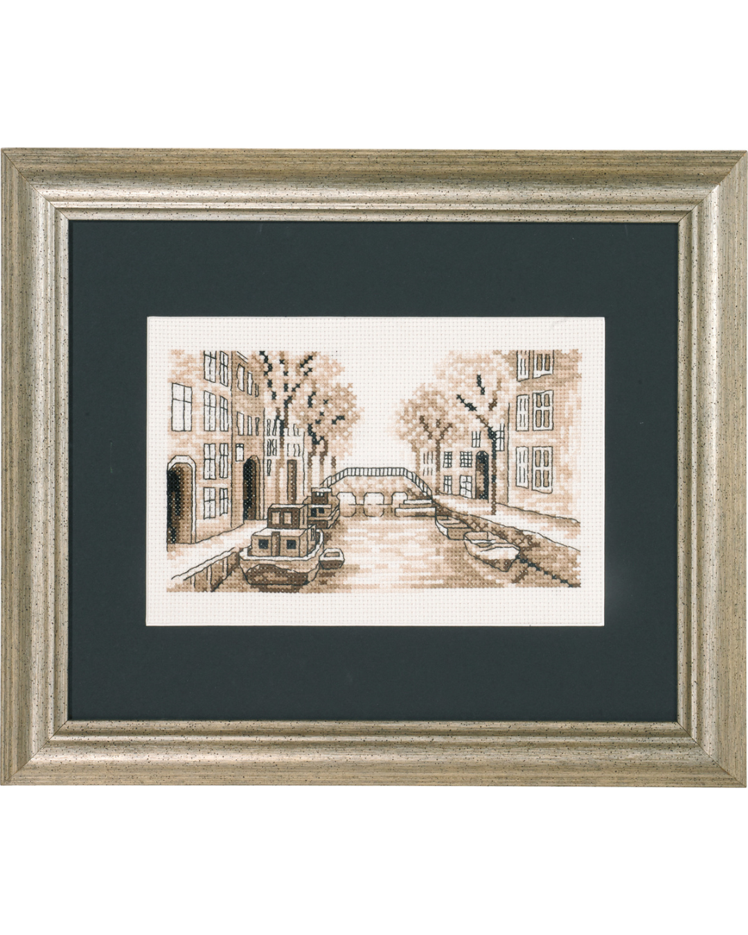 Kanalen sort/hvid – Broderikit (23x28 cm)